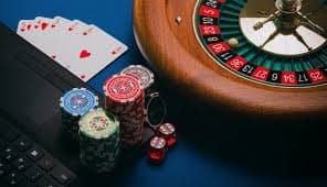 Simbol keamanan data dengan gembok dan komputer untuk privasi terjaga di platform