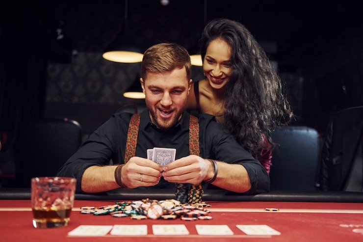Tim dukungan profesional dan responsif melayani pengguna dalam praktik Responsible Gaming