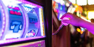 Dealer profesional di meja live casino dengan suasana bermain interaktif dan berkualitas