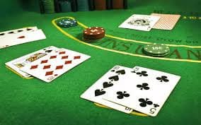 Suasana meja live casino digital dengan pemain dari Indonesia menikmati hiburan kasino secara streaming profesional